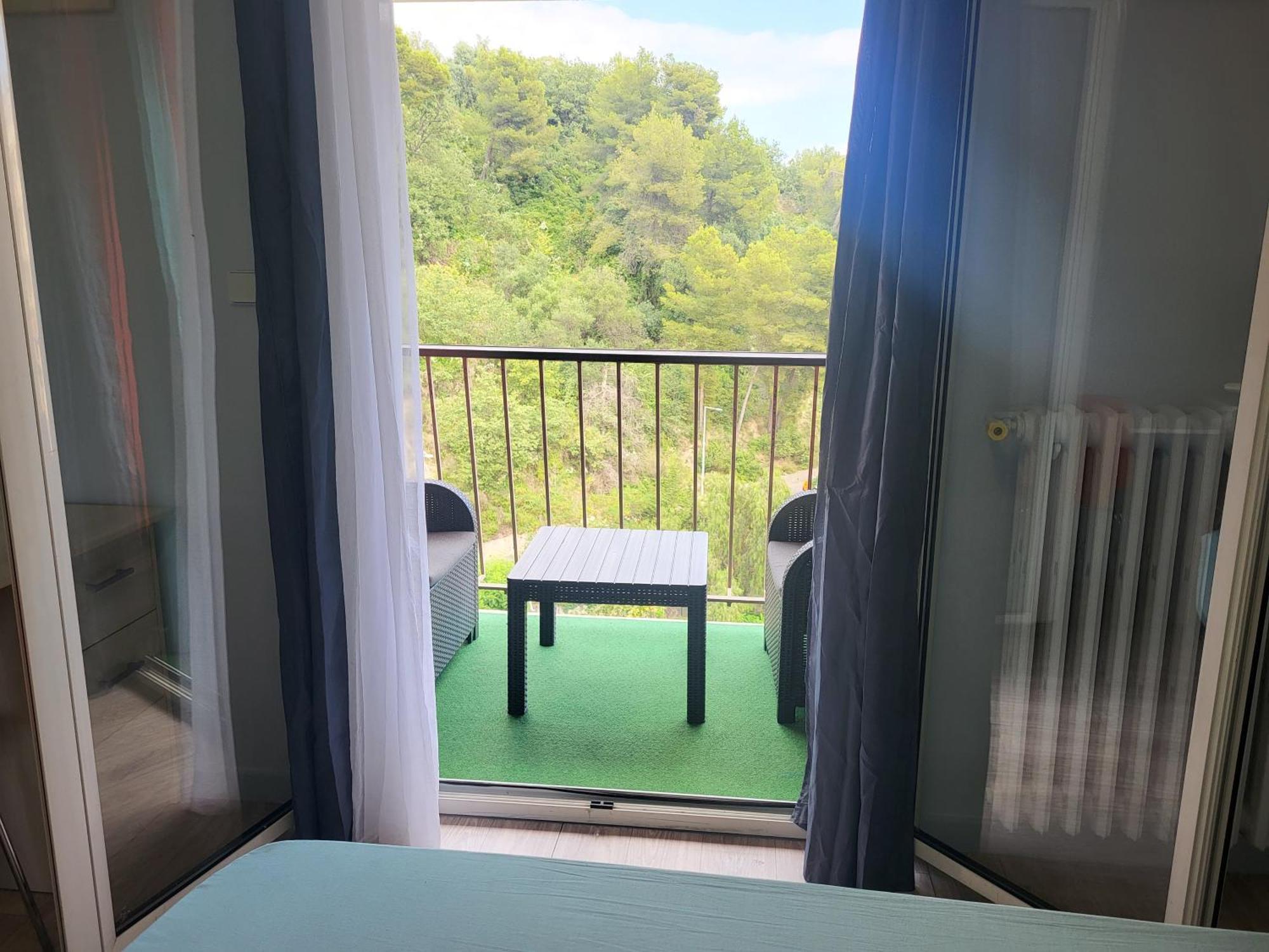 Private Room-2 In Hannana Apartment- 2 Min Walk To Tram 12 Min To Train Station 15 Min To Massena Place Séjour chez l'habitant
