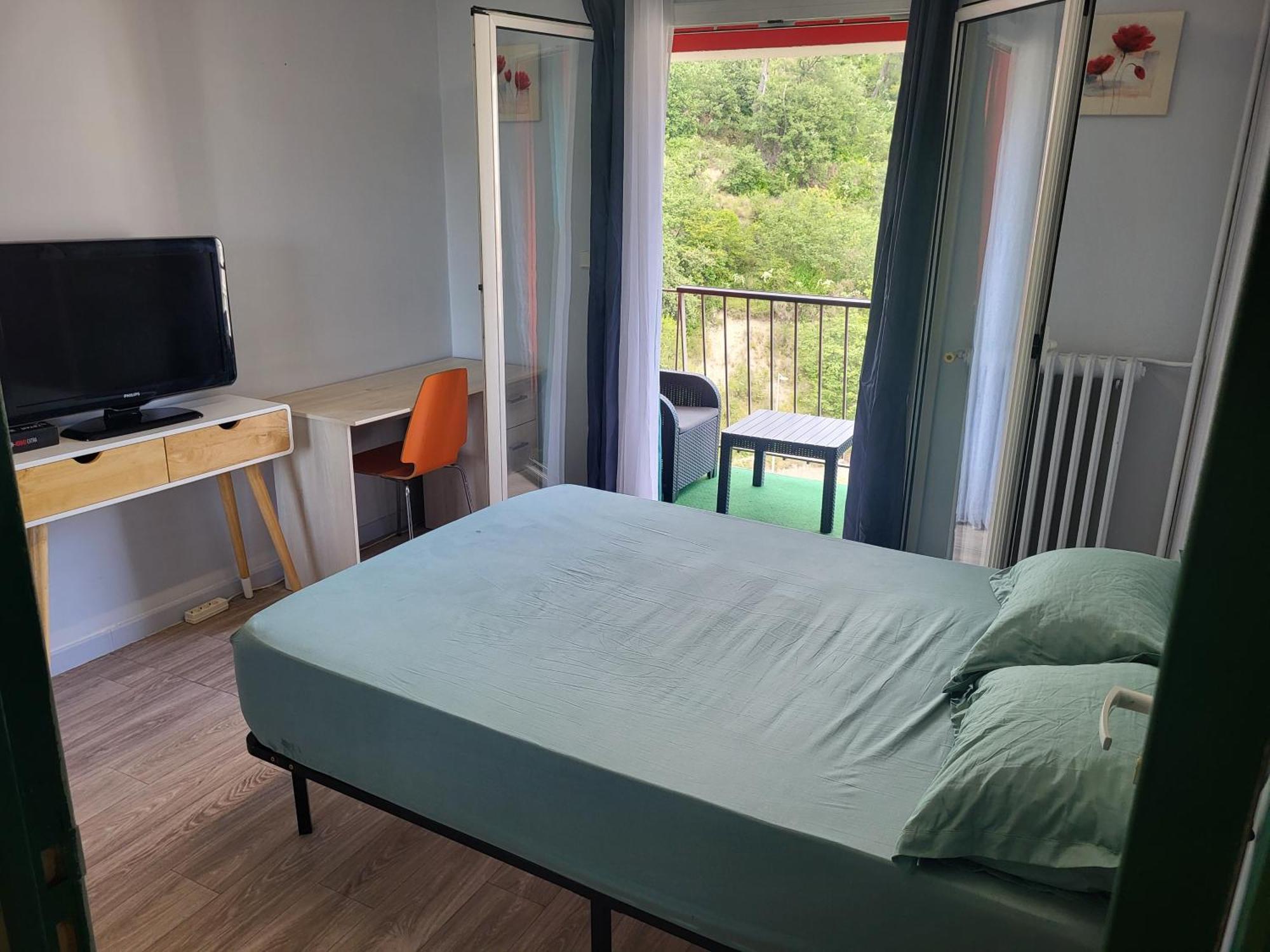 Private Room-2 In Hannana Apartment- 2 Min Walk To Tram 12 Min To Train Station 15 Min To Massena Place Séjour chez l'habitant *